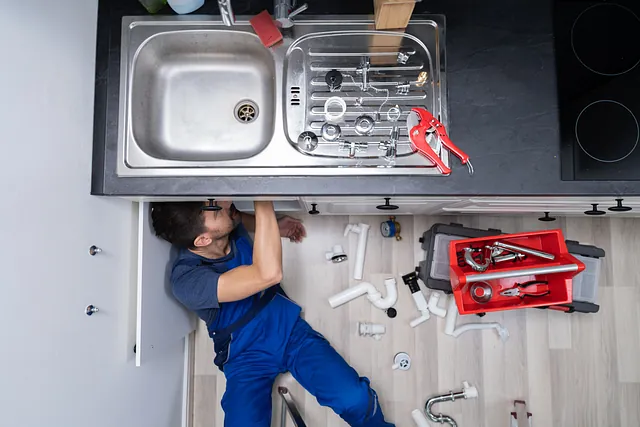 Hombre realizando trabajo de fontanería